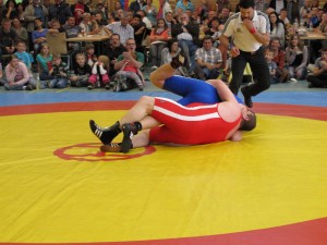 Steffen Hofele (rot) / ASV Schlichten setzt gerade einen Griff an.