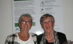 Helga Wagner/ Übungsleiterin (links) und Helge Meister / Ehrenmitglied (rechts).