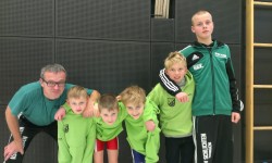 Jugendtrainer Harald Häfner mit Nils, Dennis, Joshua, Felix und Daniel