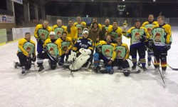 Die "Eis-Buaba" des ASV Schlichten mit dem Siegerpokal