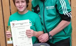 Turniersieger Jaden Elwert / ASV Schlichten mit seinem stolzen Trainer Karsten Zscherpe.